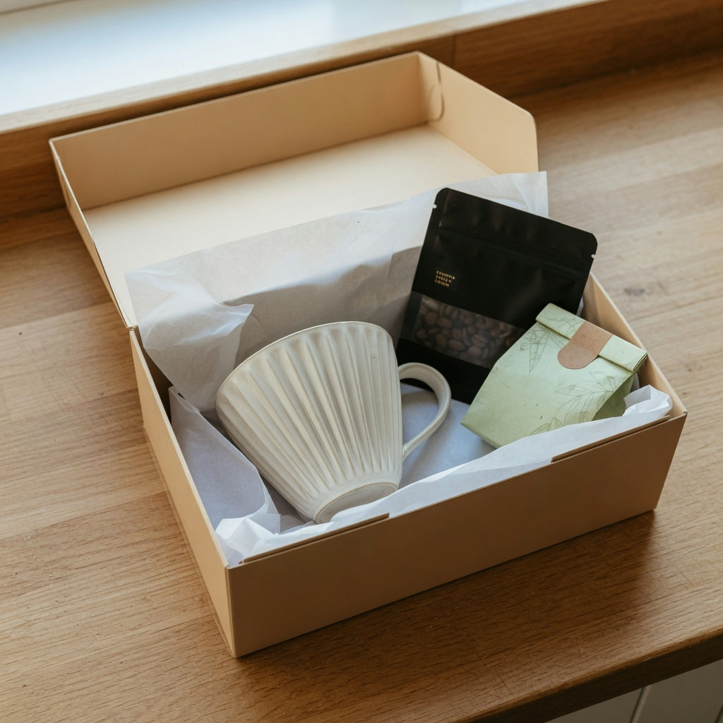 Pleated mug gift ideas shown with a 200 ml pleated ceramic cup, gift box, coffee sample, and tissue on a kitchen counter