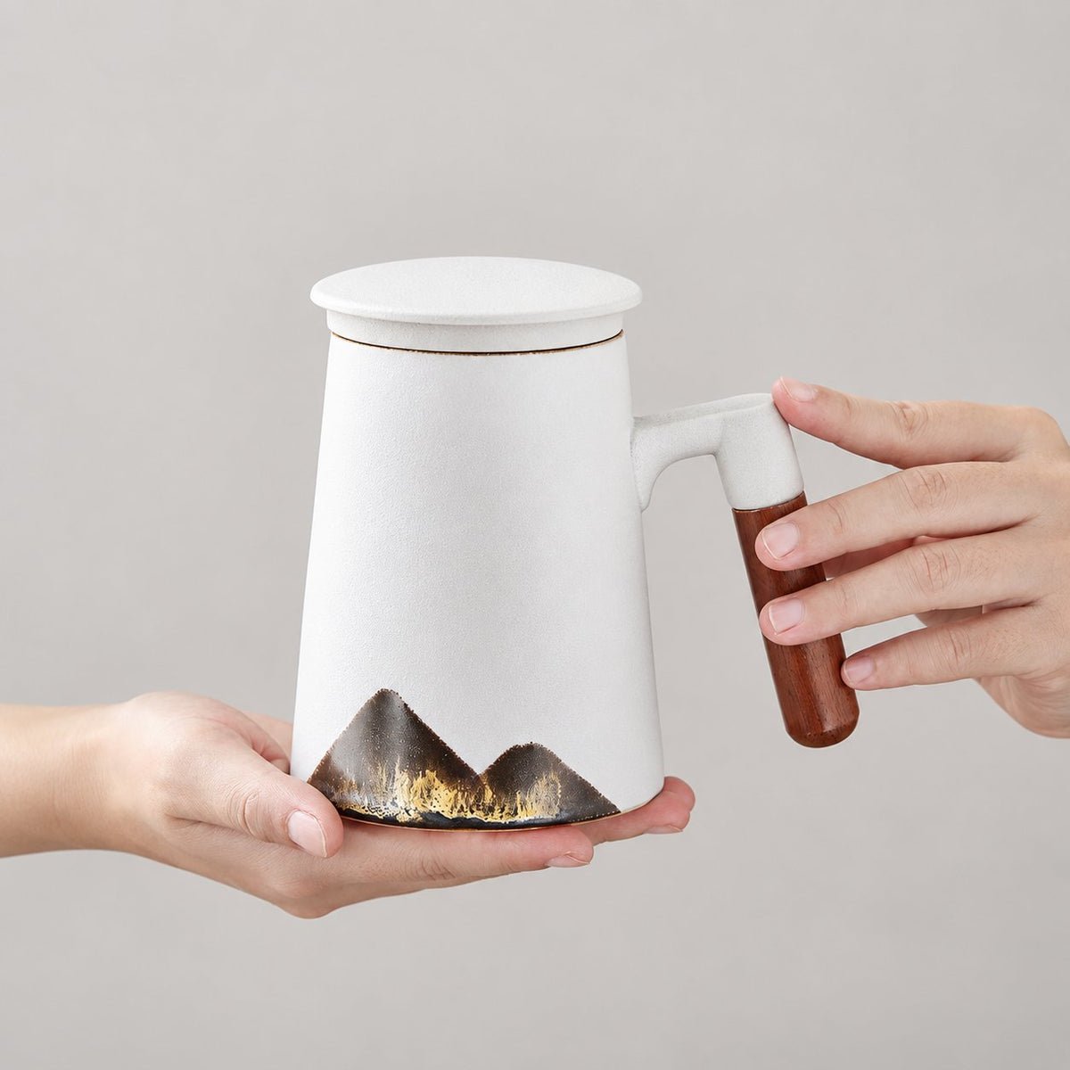 White mountain motif mug with lid and wood handle