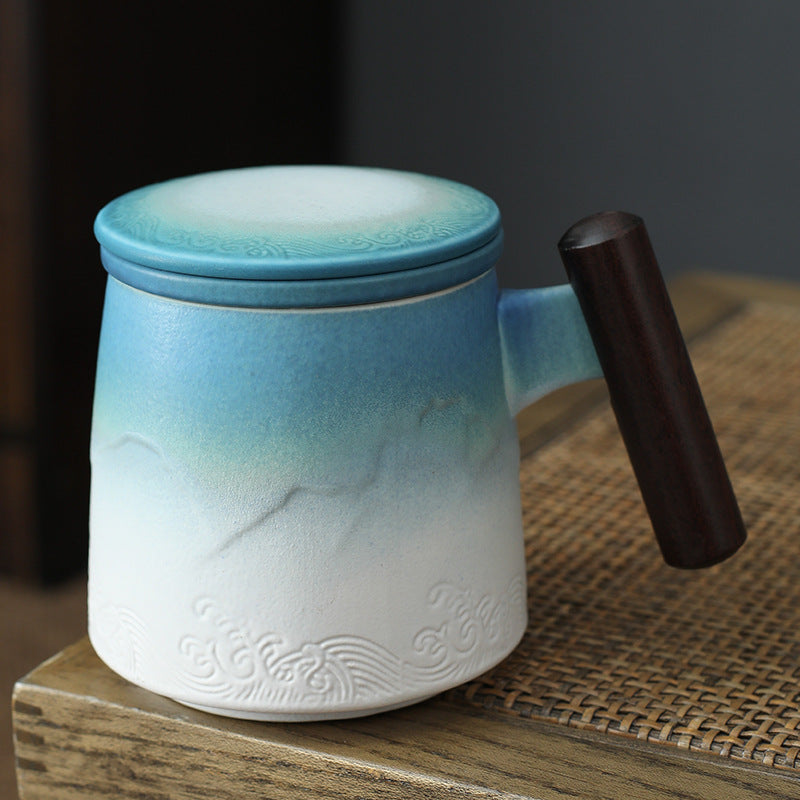 Blue and white mountain-pattern tea infuser mug