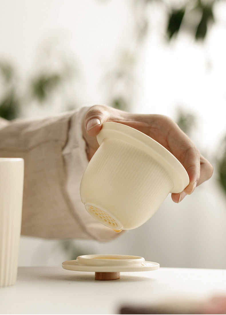 Close view of the ceramic infuser resting above the mug lid