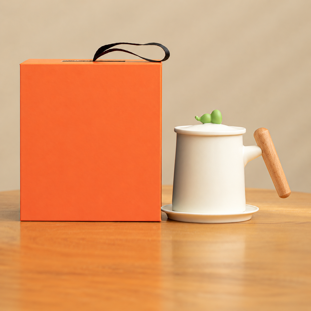 Cream / Wood Handle / No Infuser ceramic mug with its included pieces and actual carrying packaging