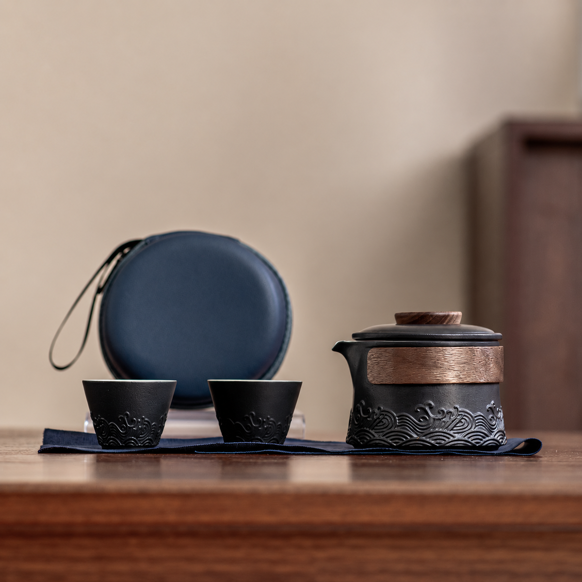 Black / Navy Zip Case wave relief ceramic travel tea set with two cups