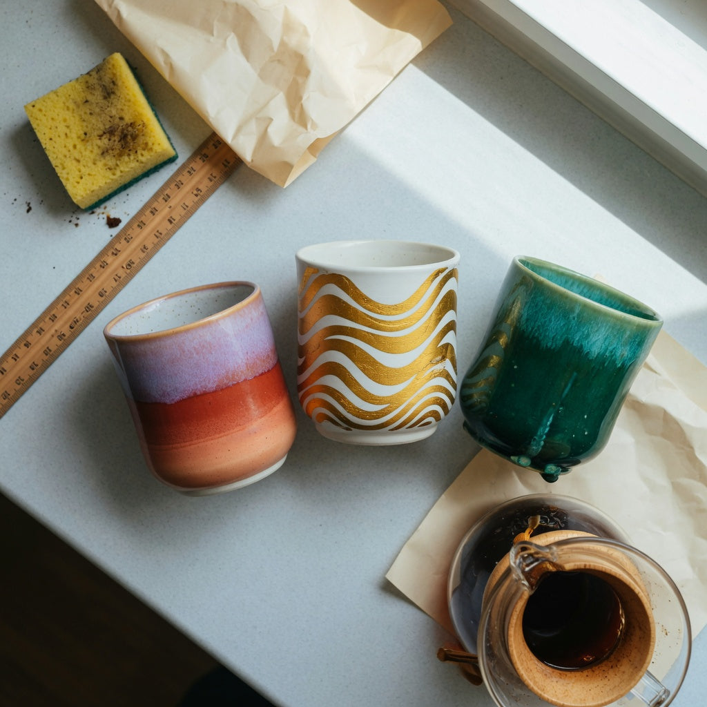 Ceramic glazed coffee mugs gift choice practical purchase checklist showing gradient, golden waves, and emerald options on a kitchen counter