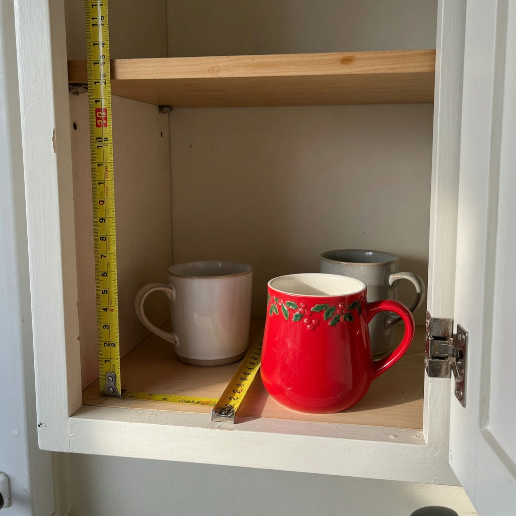 Red ceramic coffee mug storage fit guide showing a 460 ml red mug with cabinet shelf and handle clearance