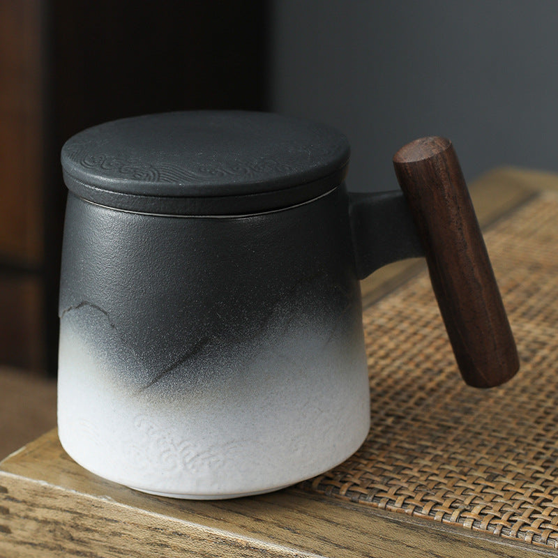Black and white mountain-pattern tea infuser mug with wooden handle