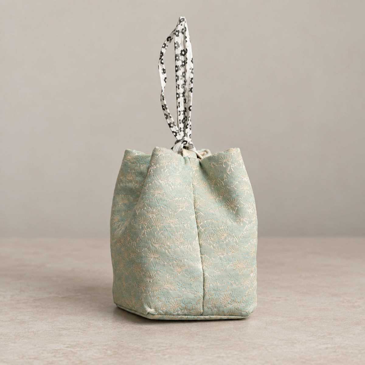 Patterned drawstring pouch supplied with the ceramic tea set