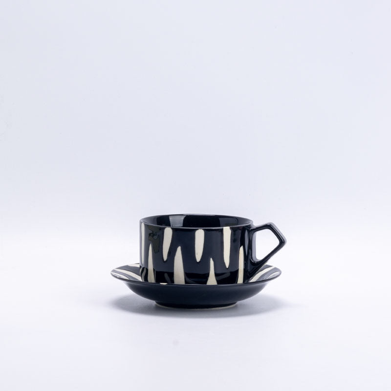 Black / Straight Cup ceramic coffee cup and saucer with cream brushstroke stripes