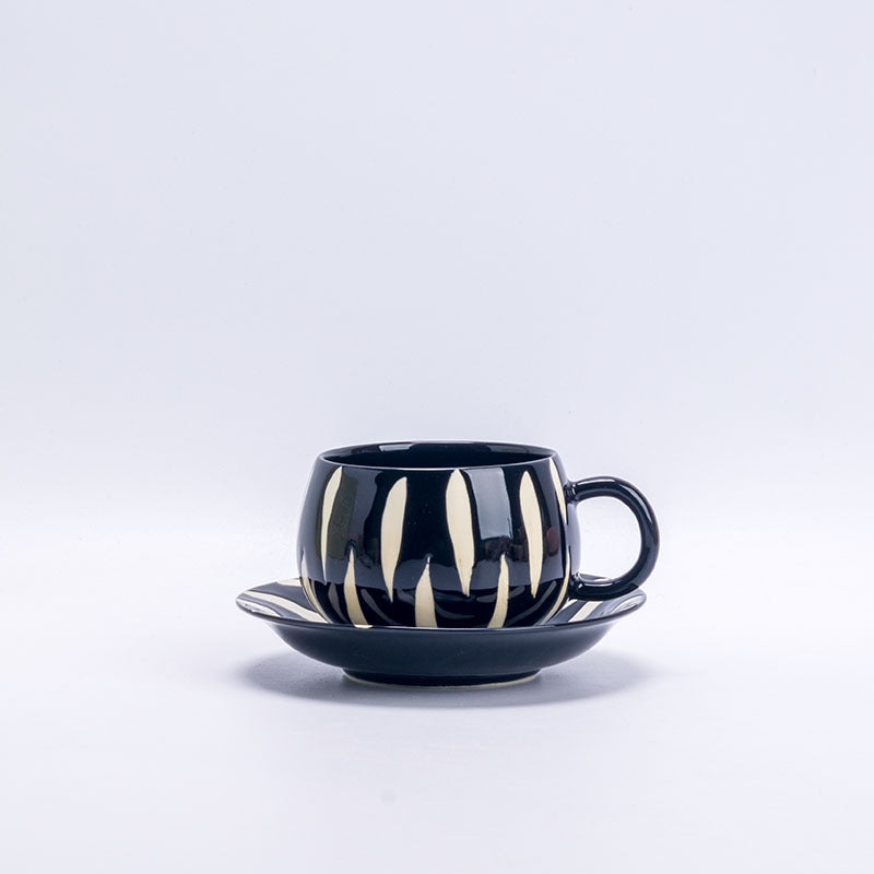 Black / Rounded Cup ceramic coffee cup and saucer with cream brushstroke stripes